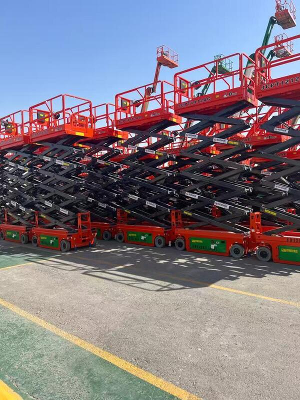 Складная высотная рабочая платформа, используемая для внутренних строительных работ и работ на наружных стенах