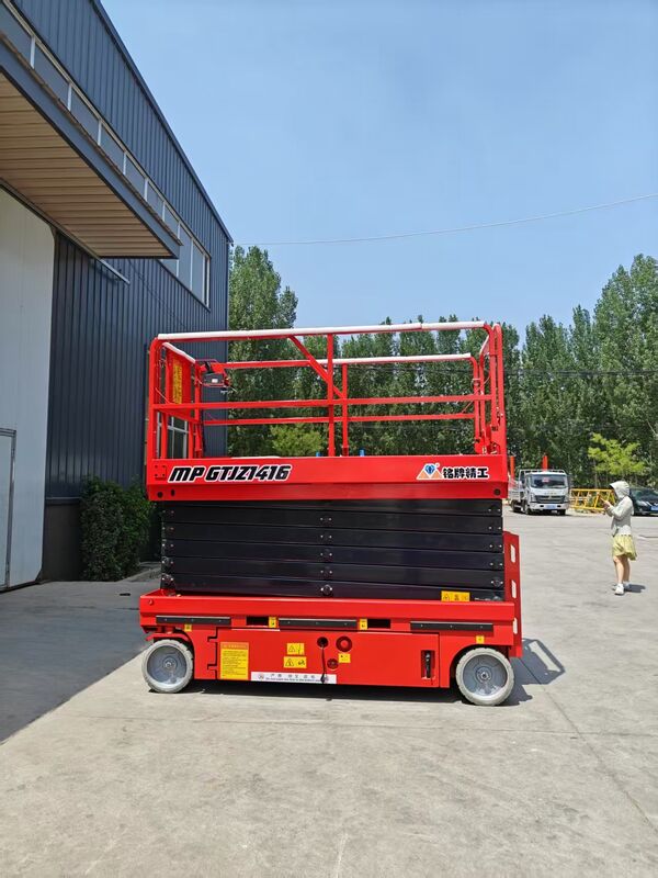 Складная высотная рабочая платформа, используемая для внутренних строительных работ и работ на наружных стенах