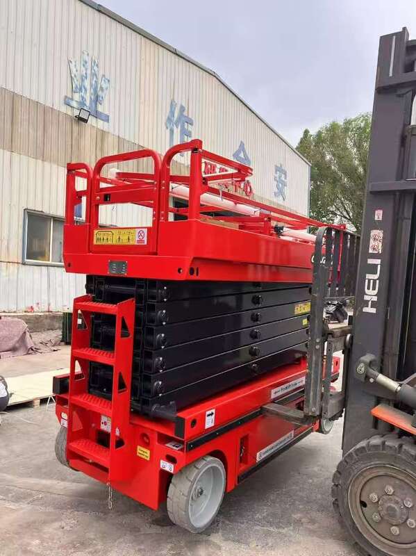 Складная высотная рабочая платформа, используемая для внутренних строительных работ и работ на наружных стенах