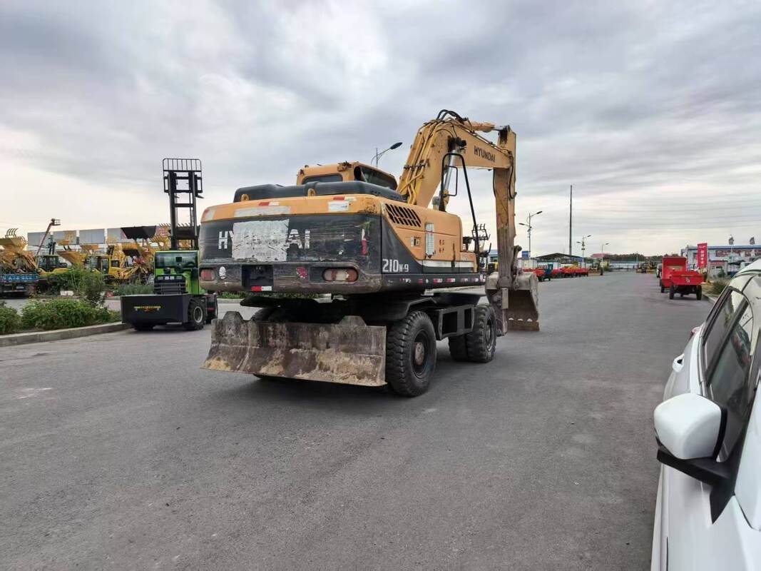 South Korea's Hyundai210 wheel excavator is used for mining construction machinery.